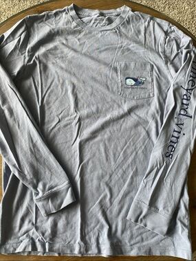 Vineyard Vines Men’s Light blue Long-Sleeve Pocket Tee with Whale Graphic